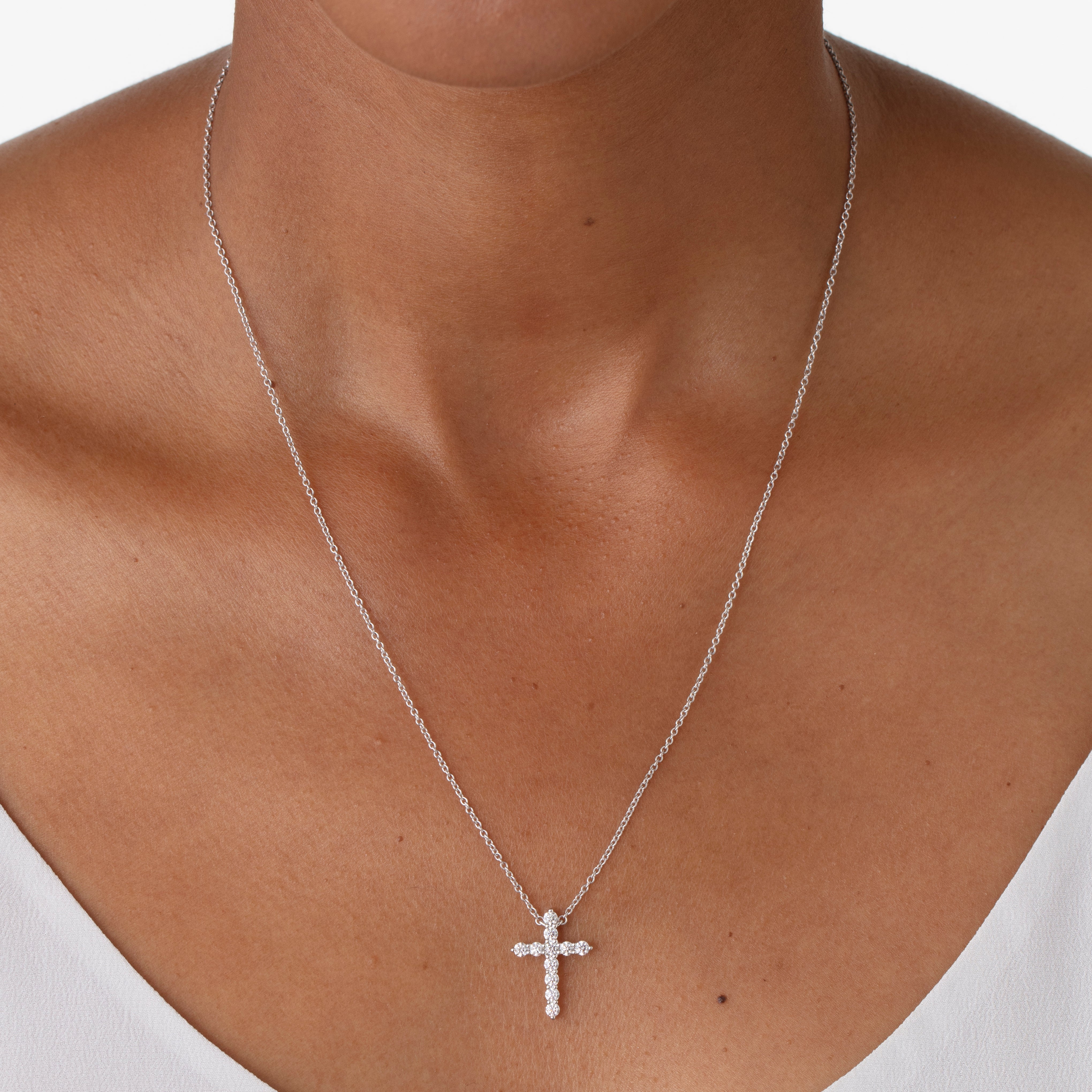 HEARTS ON FIRE Signature Cross Pendant MEDIUM